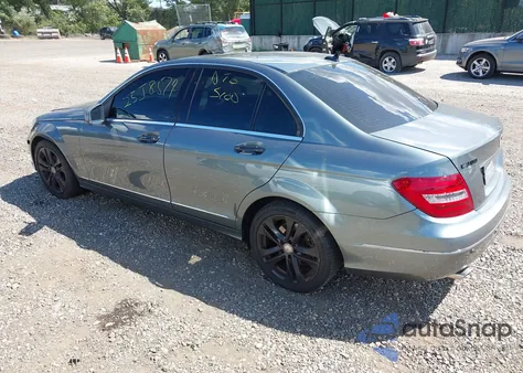 2012 Mercedes-Benz C 300 Luxury 4Matic из США, поврежденный, VIN WDDGF8BB5CA610068